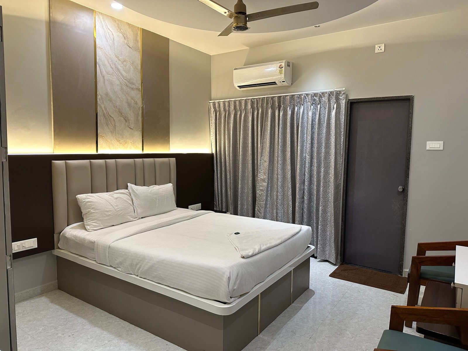 Elegant room at Hotel Royal Sagar